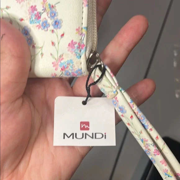 🔥 Mundi Floral White Wristlet Wallet, full zip - Picture 3 of 3